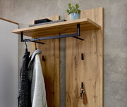 Garderobenpaneel aus Holz mit schwarzer Metallstange, Haken für Kleidung und Ablagefläche, seitliche Perspektive.