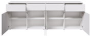 Weißes Sideboard/Kommode mit geöffneter Front, vier Schrankfächern mit Einlegeböden und vier Schubladen oben, frontal von vorne aufgenommen