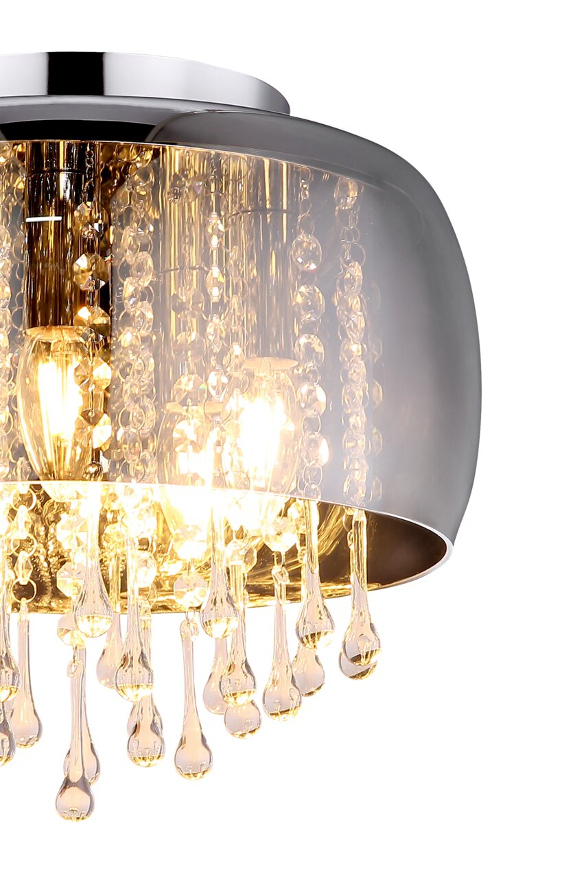 Nahaufnahme einer eleganten Deckenleuchte mit funkelnden Kristallanhängern und glänzendem Chromrahmen, seitliche Perspektive.