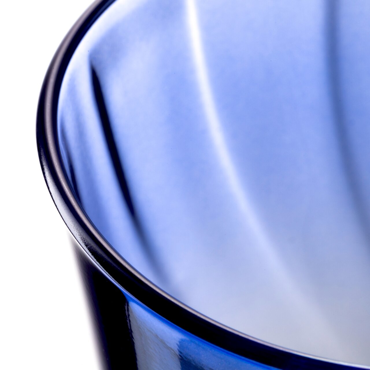 Nahaufnahme eines blauen Trinkglases mit Twist-Design, von oben betrachtet.