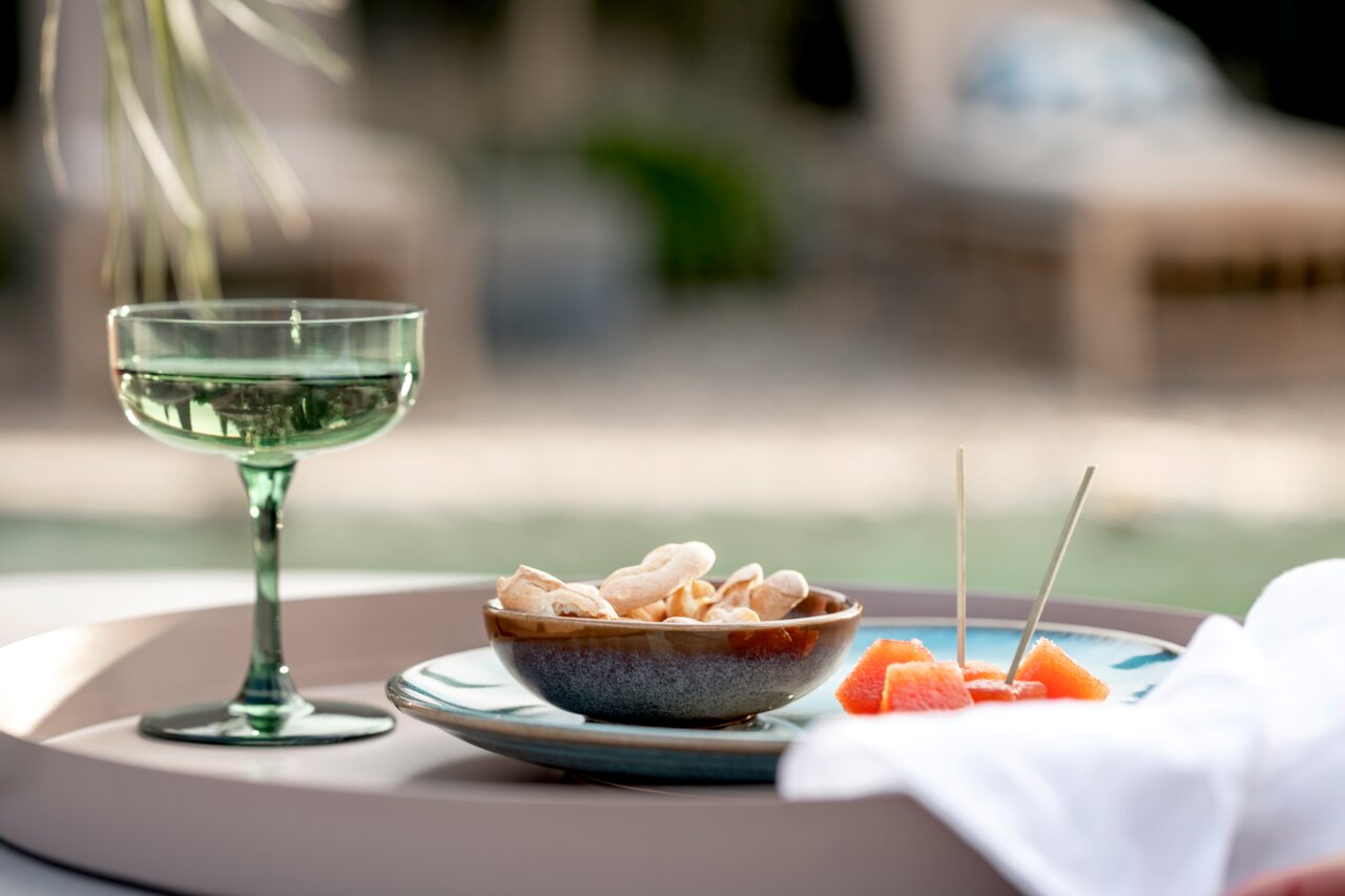 Grüne Sekt- und Dessertschale auf einem Tablett im Freien, seitliche Perspektive