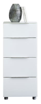 Weiße Hochkommode mit vier Schubladen, darauf eine graue Vase und zwei Bücher, Frontalansicht.