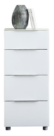 Weiße Hochkommode mit vier Schubladen, darauf eine graue Vase und zwei Bücher, Frontalansicht.