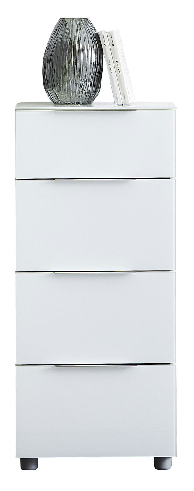 Weiße Hochkommode mit vier Schubladen, darauf eine graue Vase und zwei Bücher, Frontalansicht.