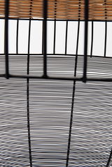 Nahaufnahme eines Beistelltischs aus Metall mit Gitterdesign, von oben betrachtet.