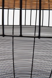 Nahaufnahme eines Beistelltischs aus Metall mit Gitterdesign, von oben betrachtet.