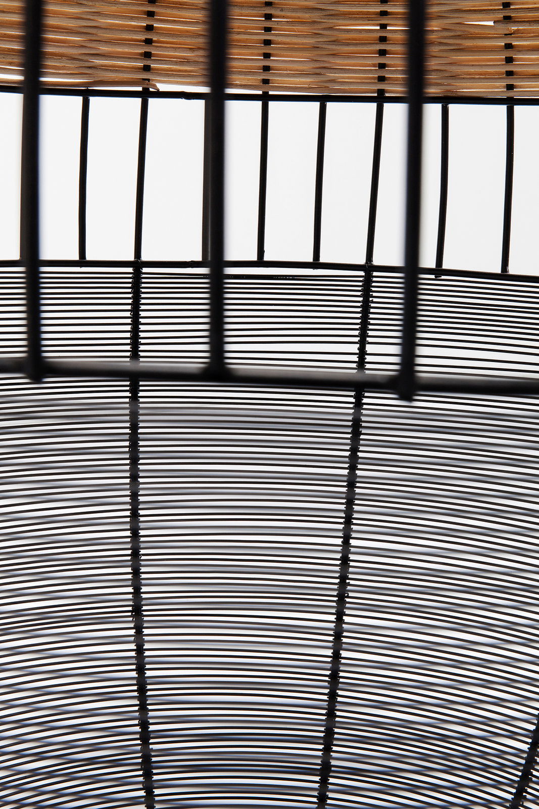 Nahaufnahme eines Beistelltischs aus Metall mit Gitterdesign, von oben betrachtet.