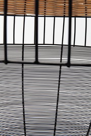 Nahaufnahme eines Beistelltischs aus Metall mit Gitterdesign, von oben betrachtet.