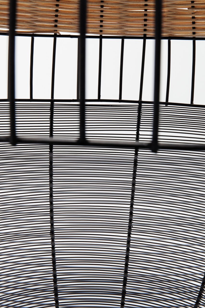 Nahaufnahme eines Beistelltischs aus Metall mit Gitterdesign, von oben betrachtet.