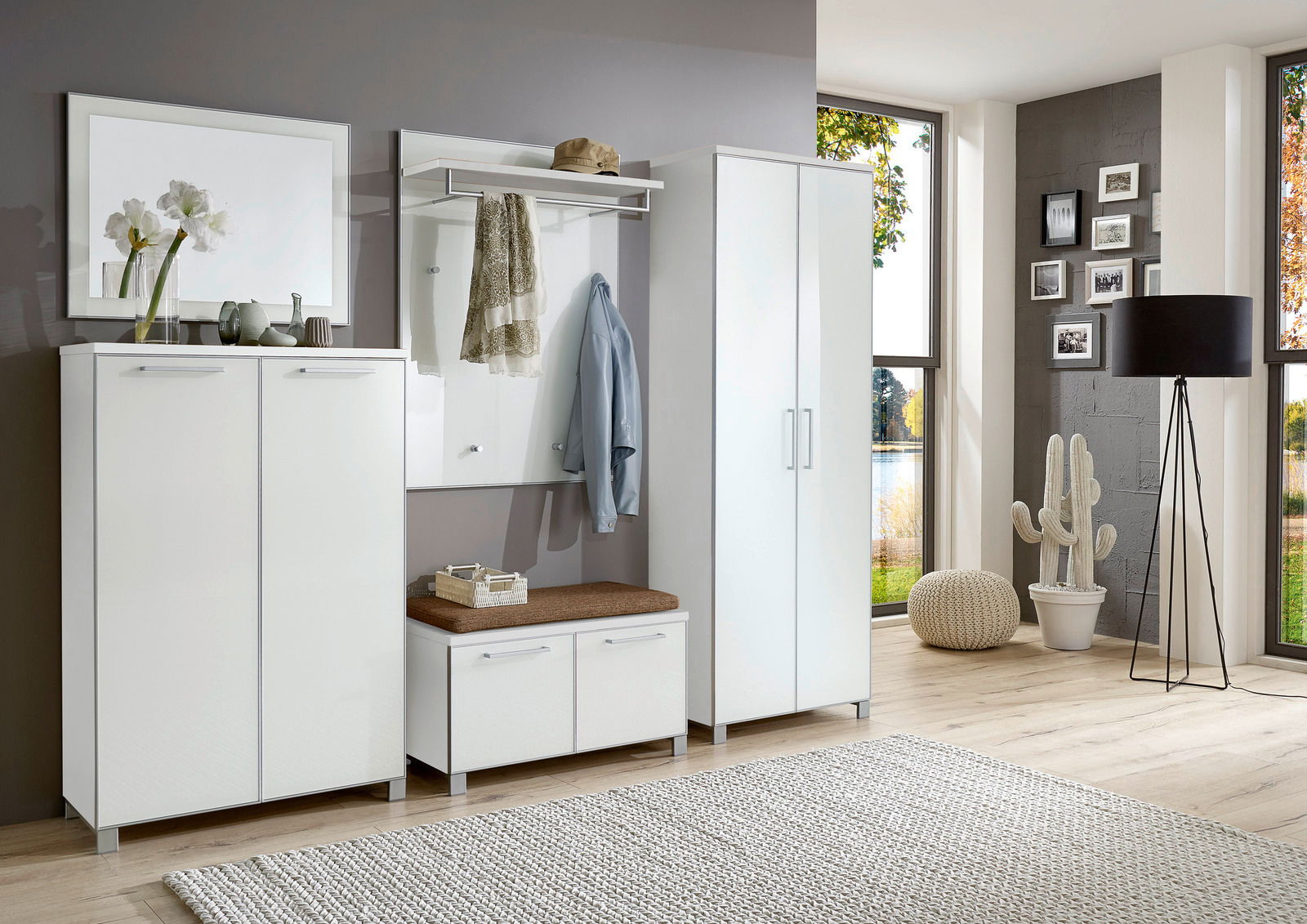 VOSS Garderoben-Set 6-tlg. SANTINA Modernes Garderoben-Set in Weiß, bestehend aus mehreren Schränken und einer Sitzbank, in einem hellen Raum mit großen Fenstern, seitliche Perspektive.