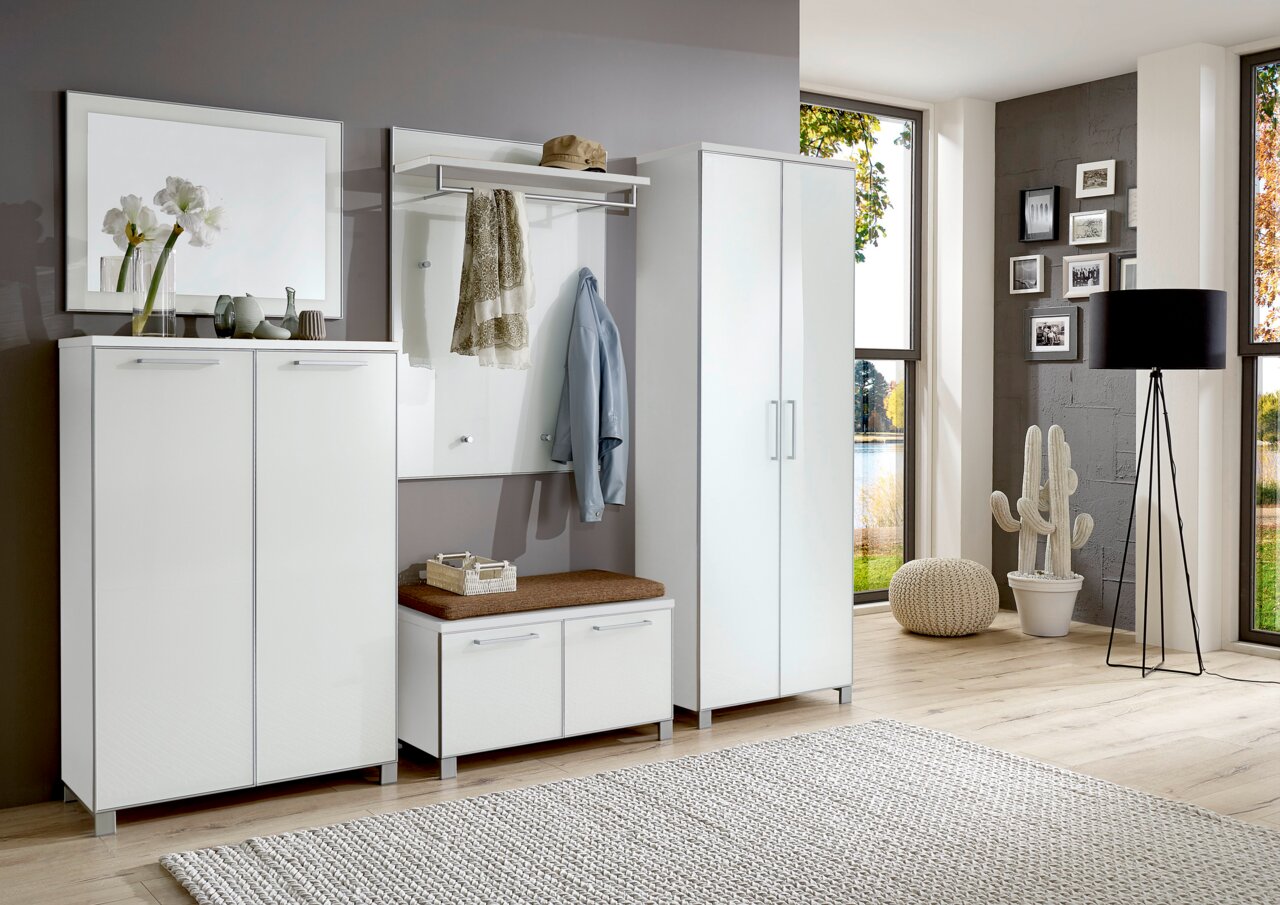 VOSS Garderoben-Set 6-tlg. SANTINA Modernes Garderoben-Set in Weiß, bestehend aus mehreren Schränken und einer Sitzbank, in einem hellen Raum mit großen Fenstern, seitliche Perspektive.