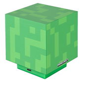 Grünes, würfelförmiges Minecraft-Produkt mit pixeligem Muster und USB-C-Anschluss am Sockel, schräg von vorne oben fotografiert