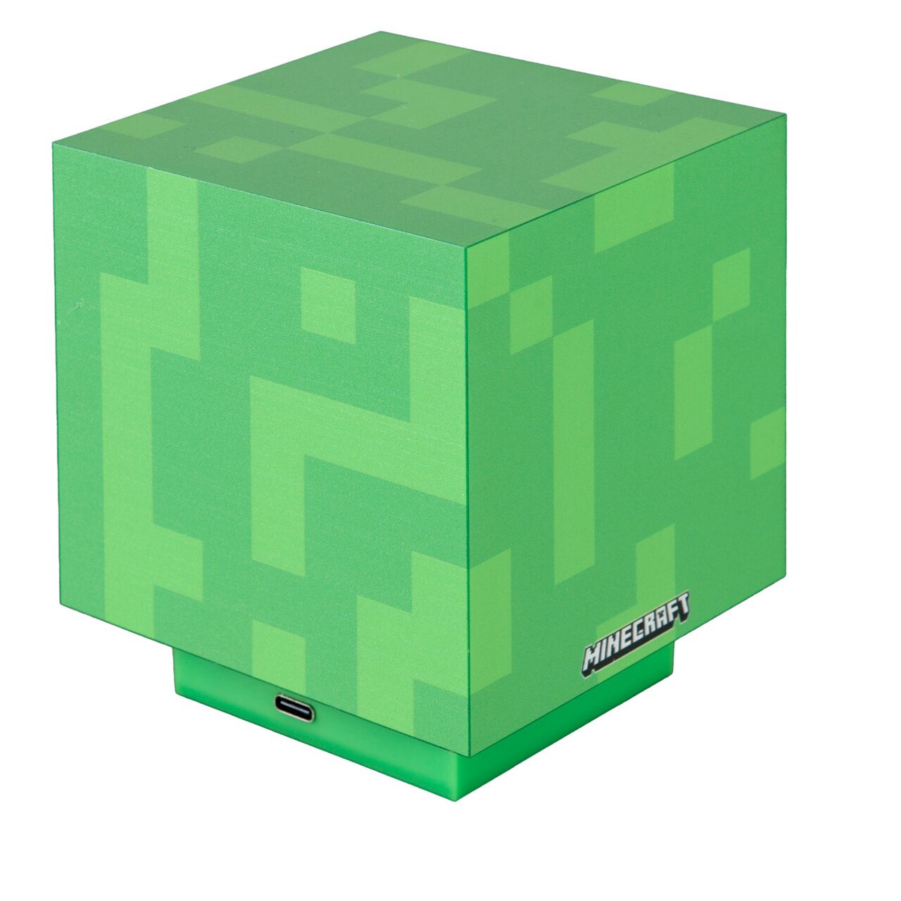 Grünes, würfelförmiges Minecraft-Produkt mit pixeligem Muster und USB-C-Anschluss am Sockel, schräg von vorne oben fotografiert