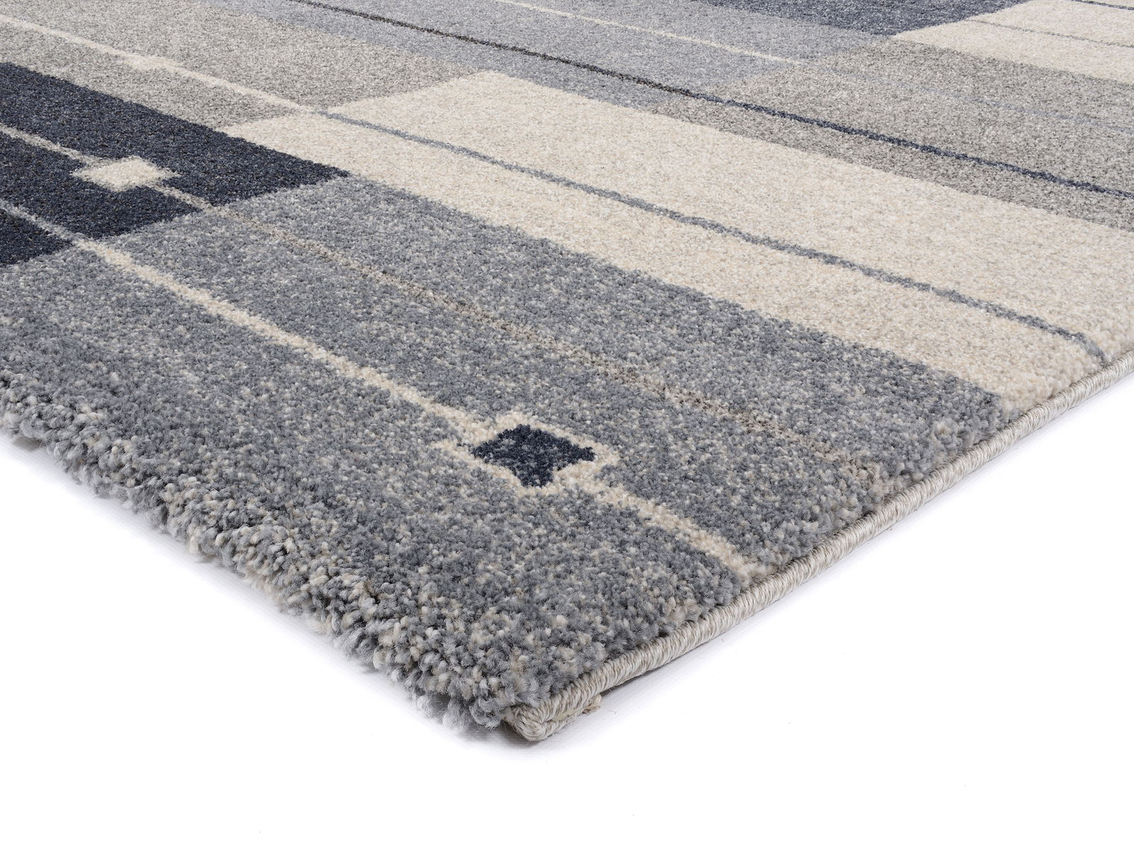 Nahaufnahme eines modernen Frisé-Teppichs mit geometrischem Muster in Grautönen, seitliche Perspektive.