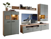 Moderne Wohnwand in Holzoptik mit grauen Fronten, bestehend aus Hängeschrank, Sideboard und Regal, frontal betrachtet.