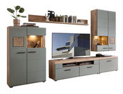 Moderne Wohnwand in Holzoptik mit grauen Fronten, bestehend aus Hängeschrank, Sideboard und Regal, frontal betrachtet.