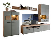 Moderne woonwand in houtlook met grijze fronten, bestaande uit een hangkast, een dressoir en een plank, gezien vanaf de voorkant.