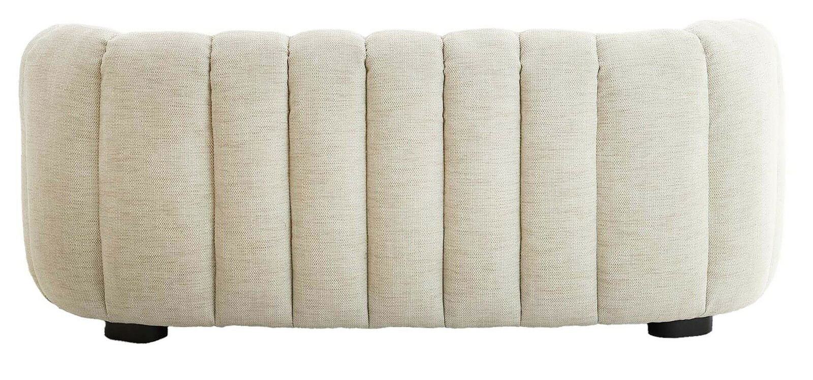 Rückansicht einer cremefarbenen Couch mit vertikaler Steppung und schwarzen Füßen.