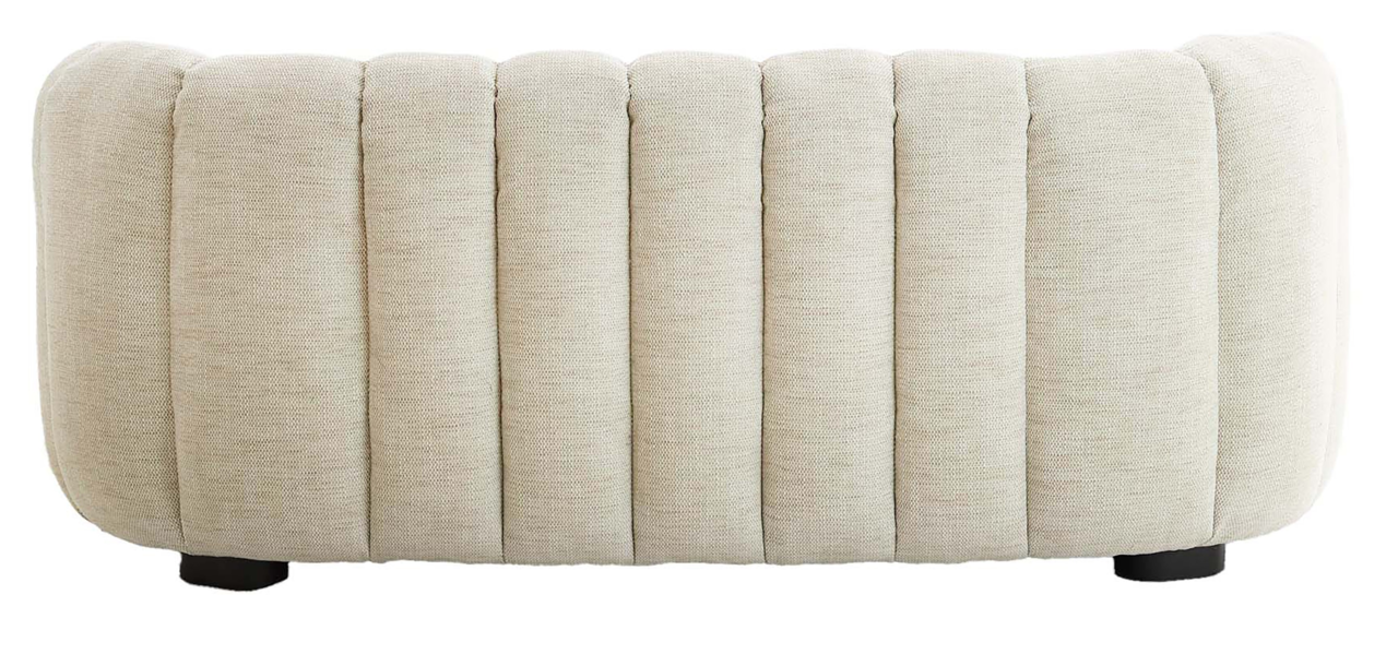 Rückansicht einer cremefarbenen Couch mit vertikaler Steppung und schwarzen Füßen.
