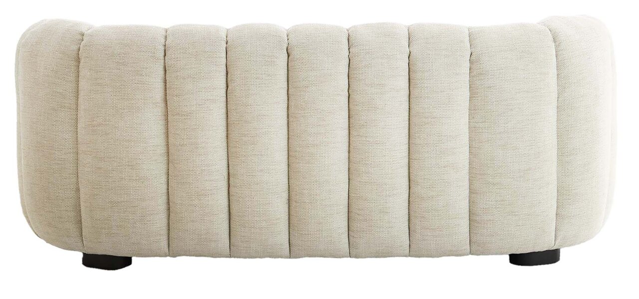 Rückansicht einer cremefarbenen Couch mit vertikaler Steppung und schwarzen Füßen.