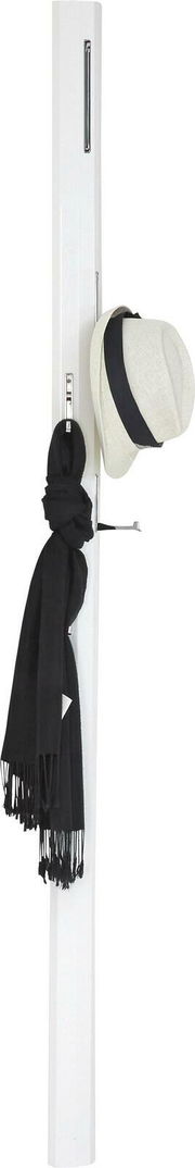 Weißes Garderobenpaneel mit Hut und Schal, seitliche Perspektive