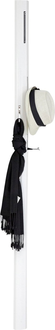 Weißes Garderobenpaneel mit Hut und Schal, seitliche Perspektive