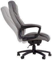 Grauer Chefsessel mit verstellbarer Rückenlehne, seitliche Perspektive