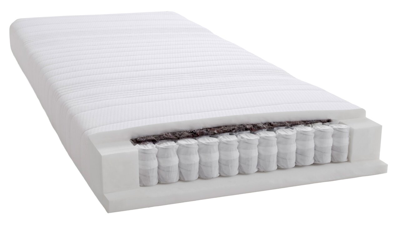 Querschnitt einer Wende-TTFK-Matratze 500 -H2/H3 mit sichtbaren Taschenfederkernen und Schaumstoffschichten, seitliche Perspektive