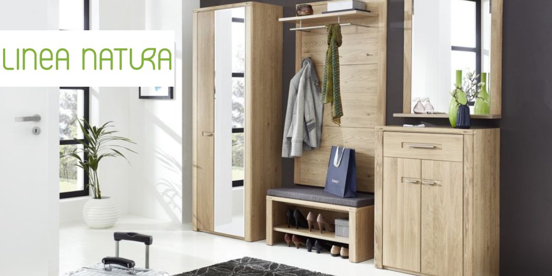 Heller Eingangsbereich mit Holzmöbeln, einer Garderobe, einer Bank und Stauraum. Logo Linea Natura