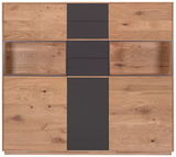 Frontansicht eines modernen Highboards mit drei Türen, Holzoptik und dunklen Akzenten.