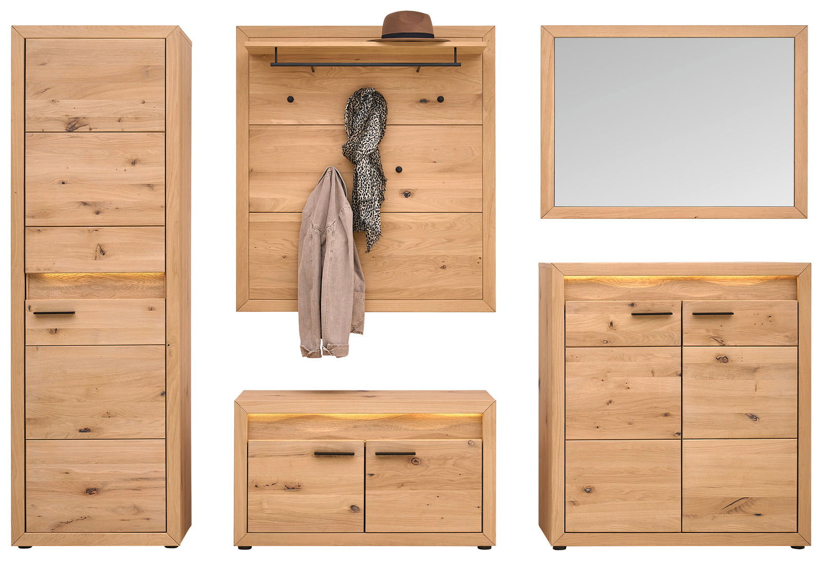 Linea Natura Garderobeset, 5-delig CLEVELAND Garderoben-Set aus Holz, bestehend aus einem hohen Schrank, einer Wandgarderobe mit Hutablage und Haken, einem Spiegel, einem niedrigen Schrank und einem weiteren Schrank, alle in Frontalansicht.