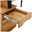 Nahaufnahme eines geöffneten Schreibtischschubfachs aus Holz mit Metallauszug, Perspektive von schräg oben.