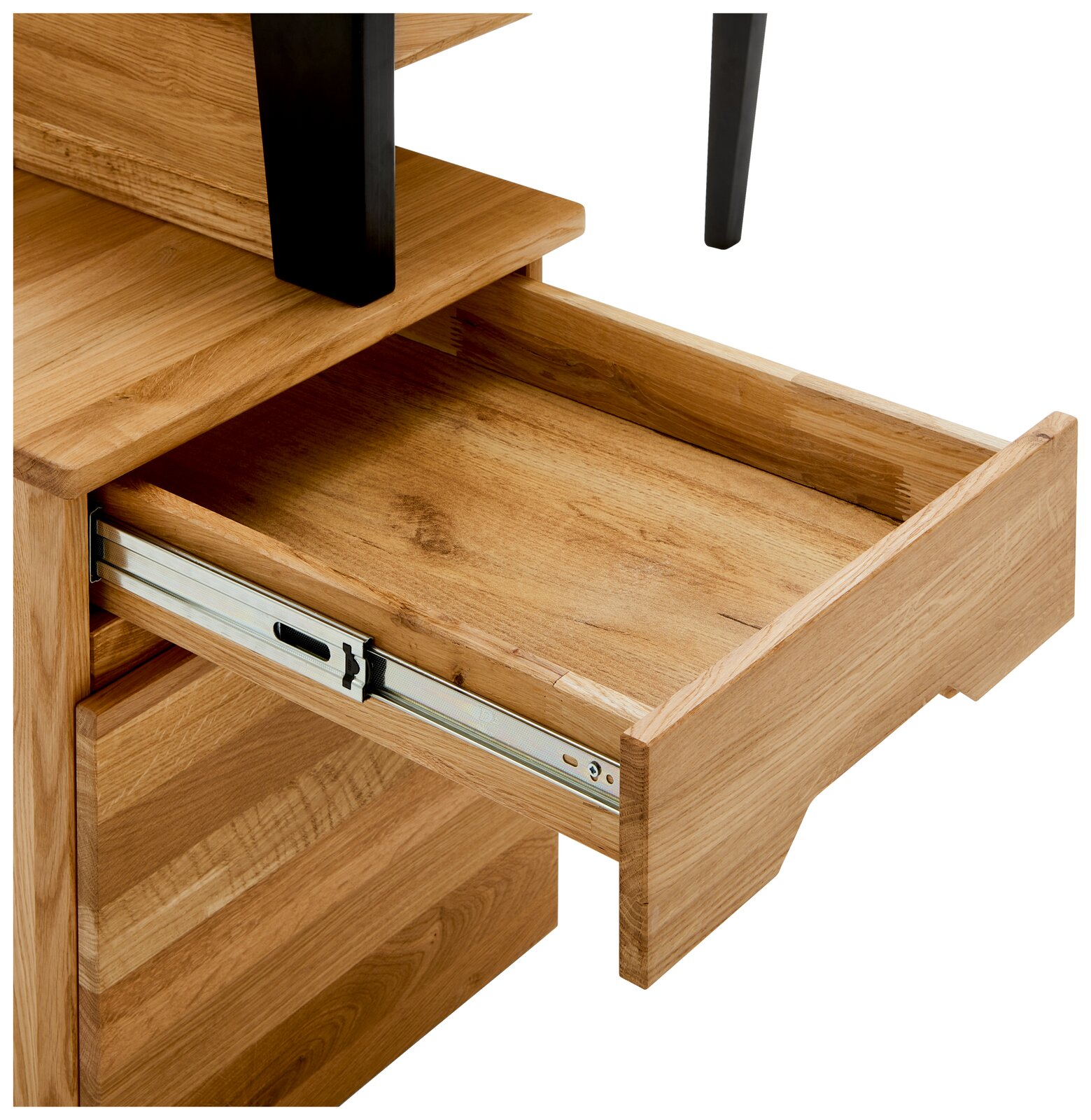 Nahaufnahme eines geöffneten Schreibtischschubfachs aus Holz mit Metallauszug, Perspektive von schräg oben.