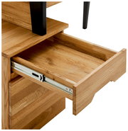 Nahaufnahme eines geöffneten Schreibtischschubfachs aus Holz mit Metallauszug, Perspektive von schräg oben.