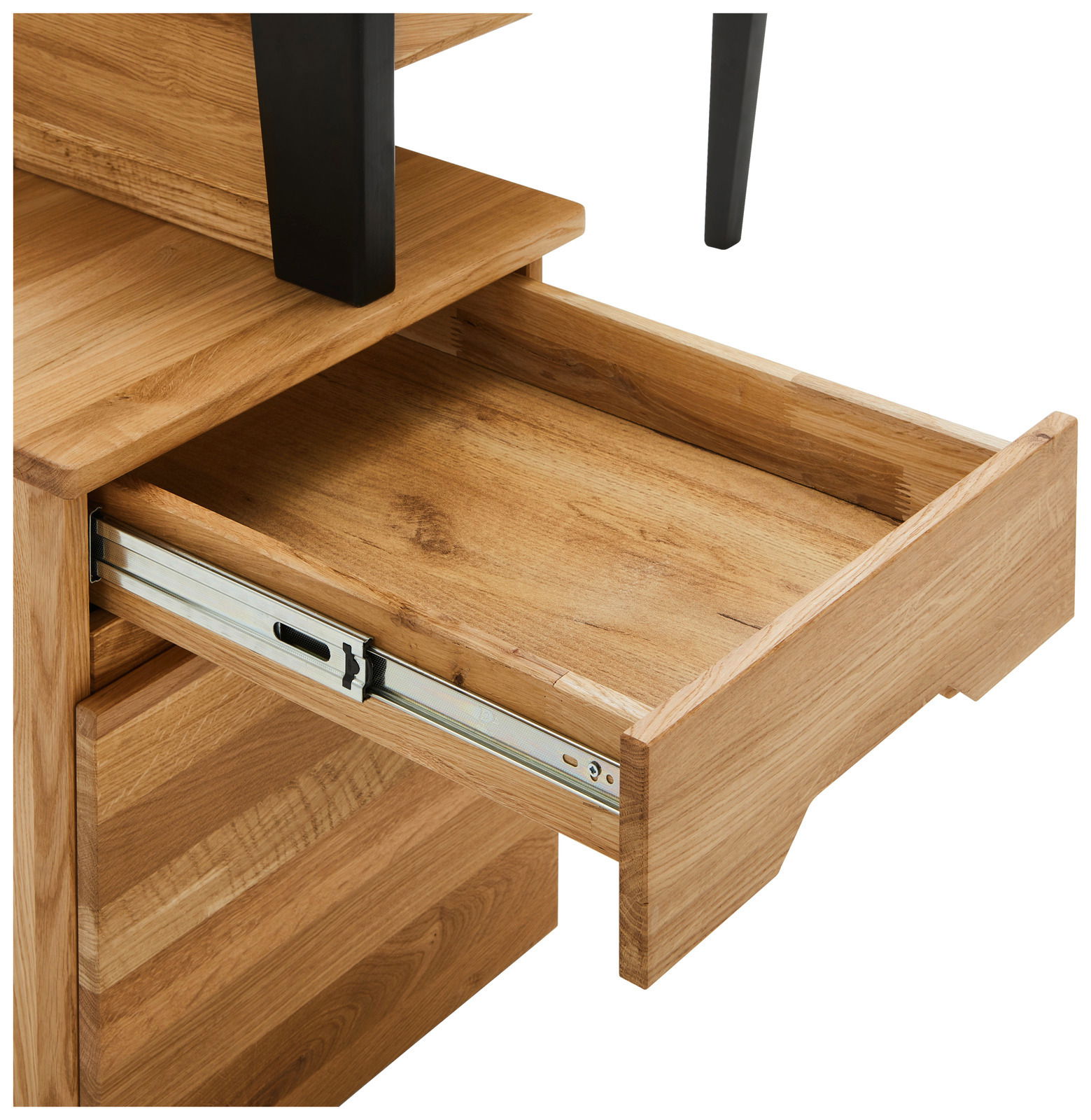 Nahaufnahme eines geöffneten Schreibtischschubfachs aus Holz mit Metallauszug, Perspektive von schräg oben.