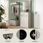 Moderne weiße Garderobenmöbel im Flur: Schuhschrank mit zwei Türen und Schublade unter einem Wandspiegel sowie Wandgarderobe mit Ablage, Haken und Kleiderstange; Ansicht schräg von vorn.
