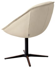 Rückansicht eines eleganten Armlehnstuhls mit beigem Bezug und schwarzem Drehfußgestell.