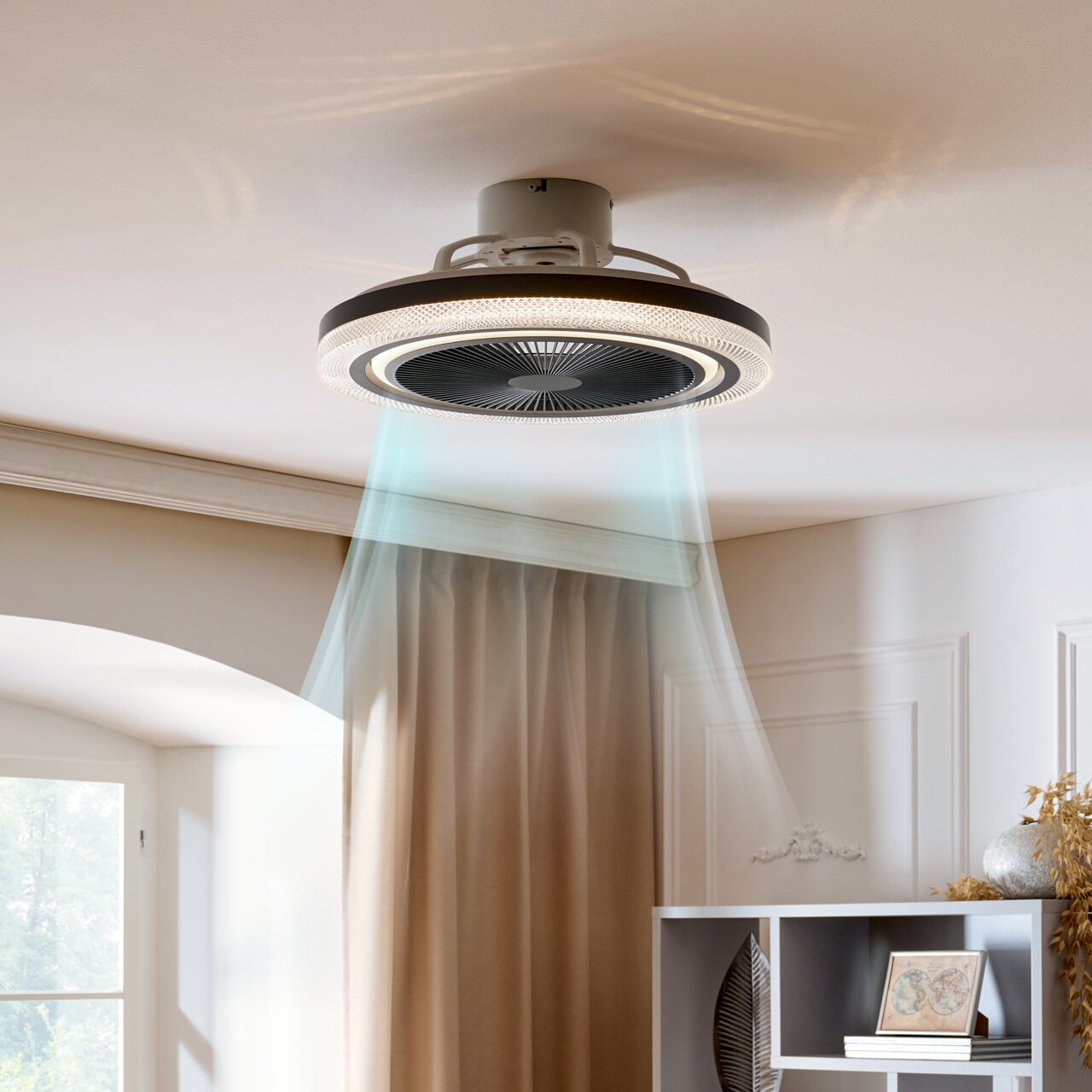 Deckenmontierter Ventilator mit integriertem LED-Lichtring in modernem Wohnraum, Ansicht von unten (Untersicht) mit visualisiertem Luftstrom nach unten