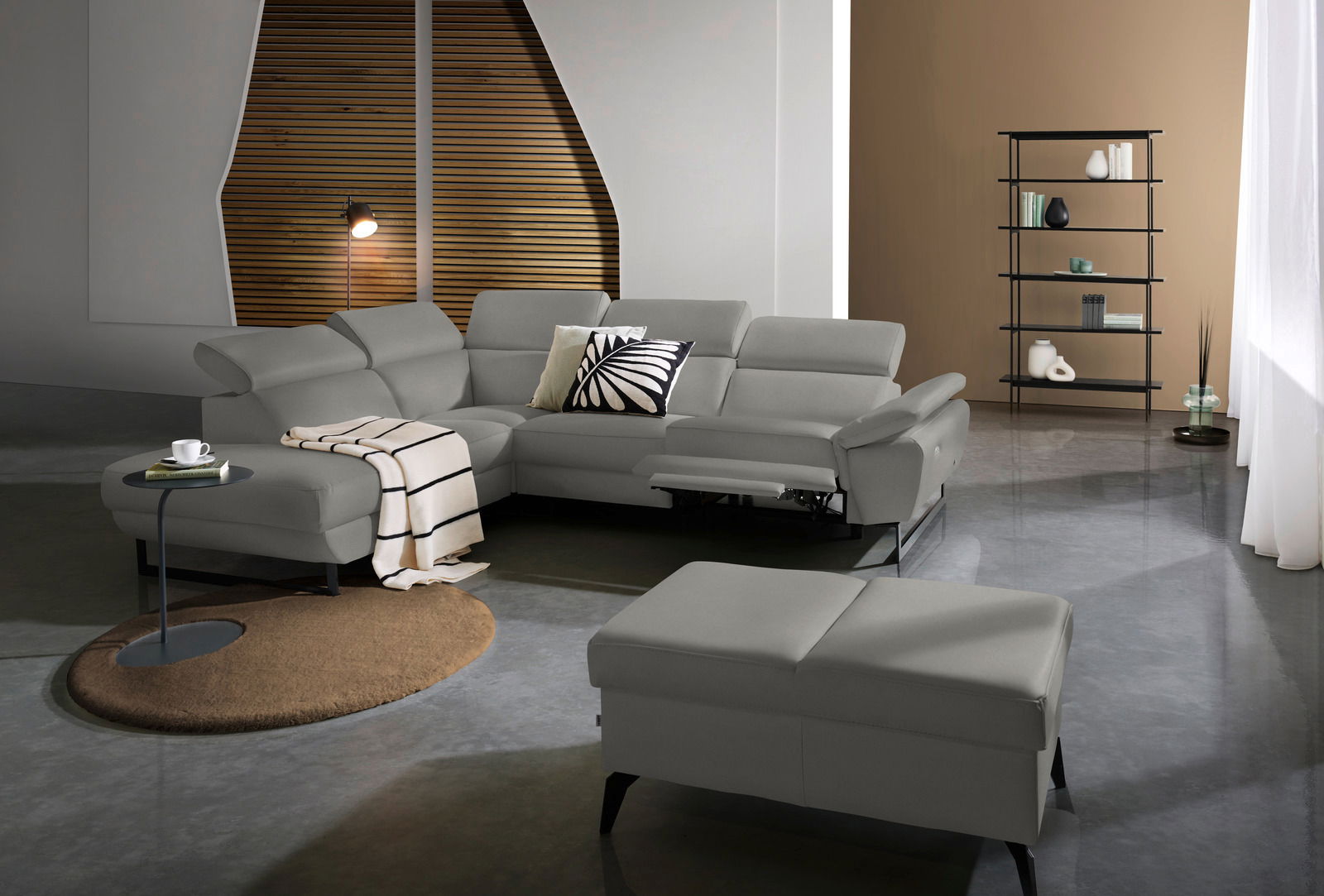 Grauer Hocker in einem modernen Wohnzimmer, Perspektive von vorne.