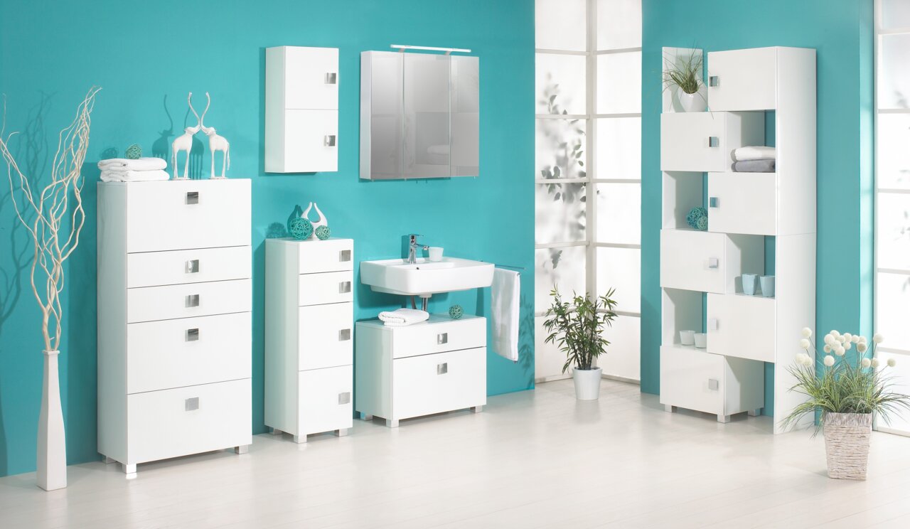 Zurbrüggen Highboard 65 cm QUADRA Modernes weißes Highboard mit mehreren Schubladen und Fächern, frontal abgebildet in einem stilvollen Badezimmer mit türkisfarbener Wand.