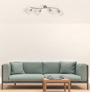 Deckenstrahler mit vier verstellbaren Leuchten, montiert über einem modernen Sofa, seitliche Perspektive