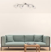 Deckenstrahler mit vier verstellbaren Leuchten, montiert über einem modernen Sofa, seitliche Perspektive