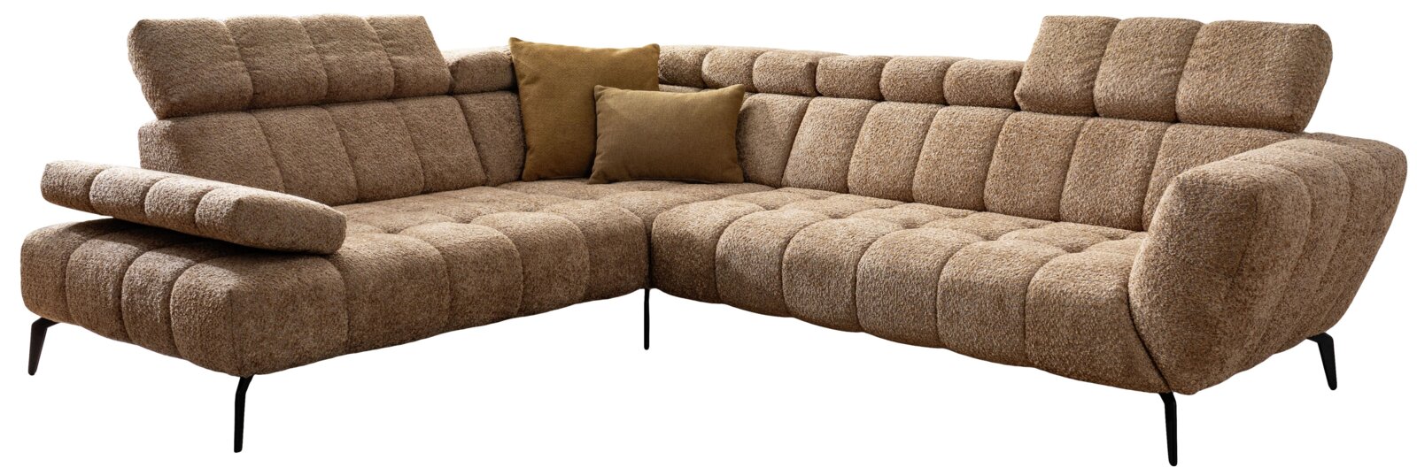 StepOne Hoekbank RAYMOND Beige hoekbank met chaise longue, doorgestikte bekleding, verstelbare armleuning en twee sierkussens, op slanke zwarte poten; schuin van voren (driekwart) gefotografeerd.