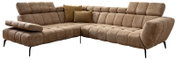 Beige hoekbank met chaise longue, doorgestikte bekleding, verstelbare armleuning en twee sierkussens, op slanke zwarte poten; schuin van voren (driekwart) gefotografeerd.