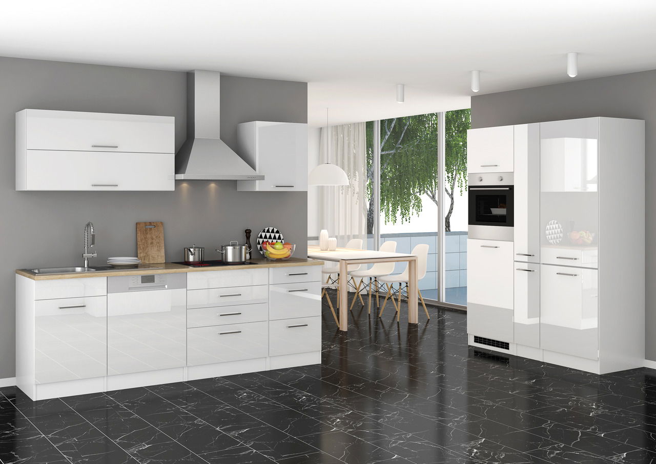 Moderne Küchenzeile in Weiß mit glänzenden Fronten, eingebautem Herd und Dunstabzugshaube, seitliche Perspektive