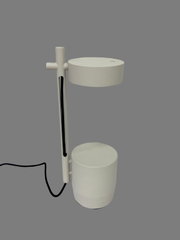 Weiße, minimalistische Tischleuchte mit zylindrischem Fuß und rundem Lampenkopf an vertikalem Stab, mit schwarzem Kabel, freigestellt auf grauem Hintergrund, Seitenansicht.