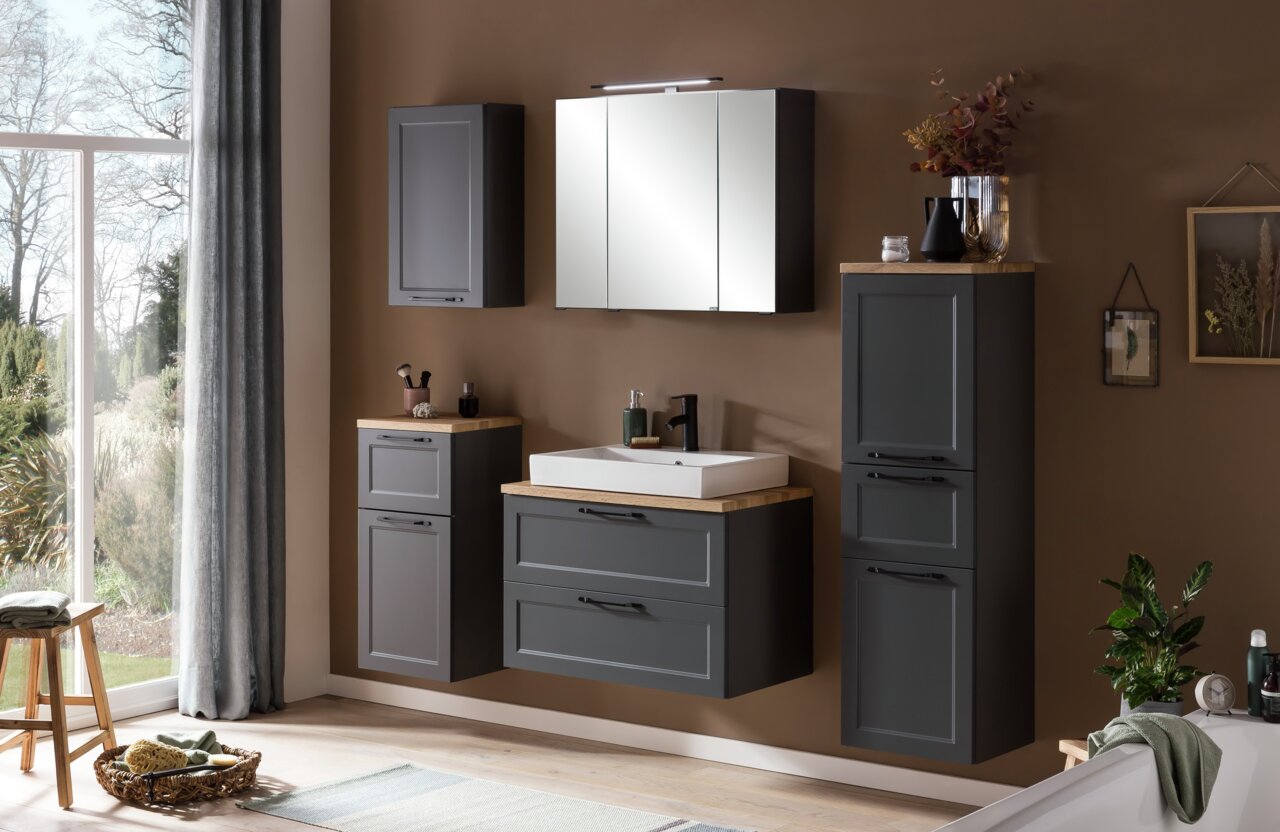 XORA Unterschrank MERAN Moderner Badezimmer-Unterschrank in dunklem Grau mit Holzarbeitsplatte, frontal betrachtet, Teil eines stilvollen Badezimmersetups.