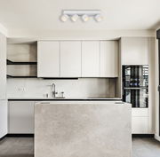 Moderne LED-Deckenleuchte mit vier Strahlern in einer stilvollen Küche, Perspektive von unten.