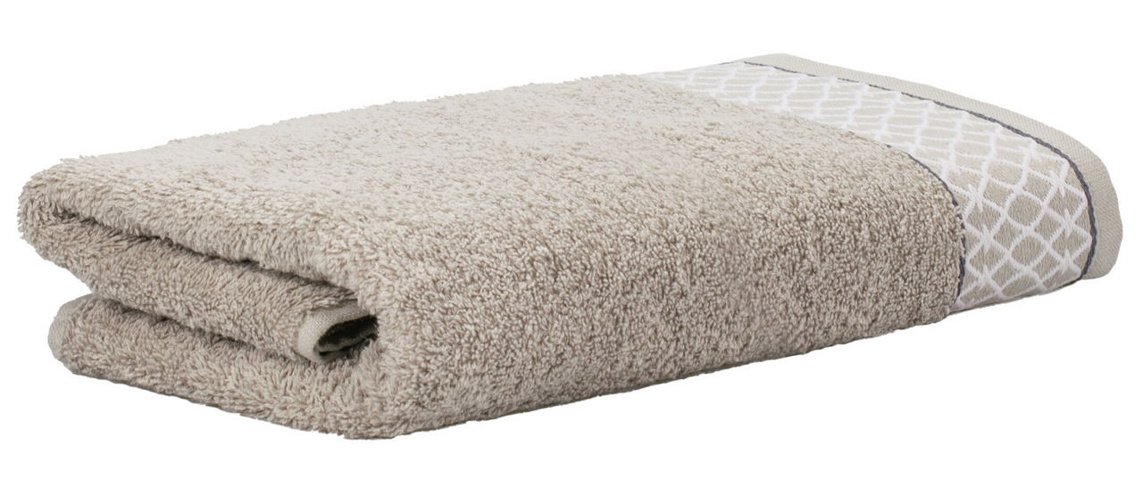 Beigefarbenes Handtuch mit orientalischem Muster an der Kante, seitliche Perspektive