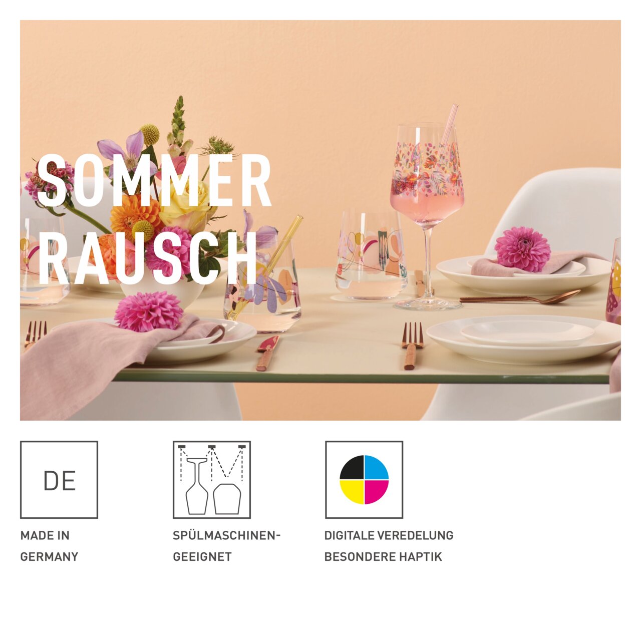 Ein stilvoll gedeckter Tisch mit bunten Gläsern und Blumen, seitliche Perspektive.